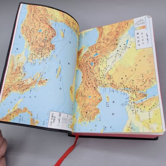 1986 Korean Holy Bible Red Edges Ribbon Bookmark Color Maps - Picture 7 of 10
